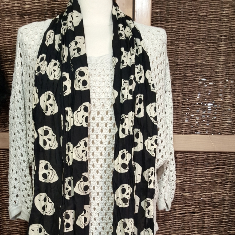 Raj Skull Scarf - Picture 1 of 3